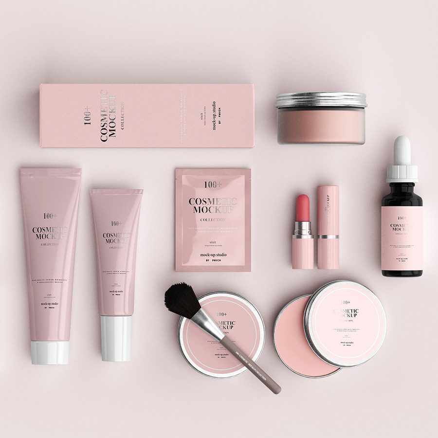 ピンクの花びらを背景にした美容液の画像